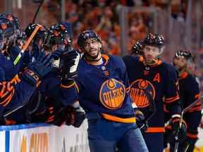 L'attaquant des Oilers d'Edmonton Evander Kane célèbre un but contre les Flames de Calgary lors du quatrième match mardi soir.