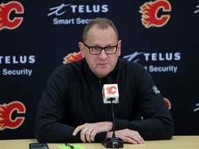 Le directeur général des Flames de Calgary, Brad Treliving, s'entretient avec les médias au Scotiabank Saddledome de Calgary le samedi 28 mai 2022.