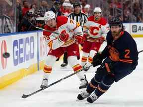 Tyler Toffoli des Flames de Calgary tire la rondelle dans la zone alors que Duncan Keith des Oilers d'Edmonton défend au cours de la troisième période du troisième match de la deuxième ronde des séries éliminatoires de la Coupe Stanley 2022 à Rogers Place le 22 mai 2022 à Edmonton, Canada.