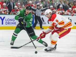 7 mai 2022 ;  Dallas, Texas, États-Unis ;  Le centre des Stars de Dallas Roope Hintz (24 ans) et le défenseur des Flames de Calgary Christopher Tanev (8 ans) poursuivent la rondelle au cours de la troisième période du troisième match du premier tour des séries éliminatoires de la Coupe Stanley 2022 au American Airlines Center.  Crédit obligatoire : Jerome Miron - USA TODAY Sports