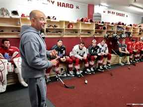 DOSSIERS : L'ancien analyste de hockey de TSN, Pierre McGuire, s'adresse aux Juniors de Montréal dans leur vestiaire lors d'une pause à l'entraînement en 2010. McGuire a été congédié de l'organisation des Sénateurs d'Ottawa.