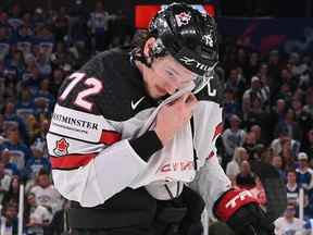 Le défenseur canadien Thomas Chabot des Sénateurs d'Ottawa réagit après que la Finlande a battu le Canada en prolongation au championnat du monde de hockey à Tampere, en Finlande, dimanche.