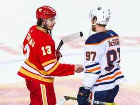 L'attaquant des Flames Johnny Gaudreau serre la main du centre des Oilers d'Edmonton Connor McDavid à la fin du cinquième match jeudi.