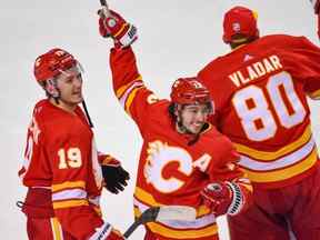 L'attaquant des Flames de Calgary Johnny Gaudreau et ses coéquipiers célèbrent le but gagnant et décisif de l'attaquant en prolongation contre les Stars de Dallas lors du septième match de leur série éliminatoire de premier tour au Scotiabank Saddledome le dimanche 15 mai 2022.