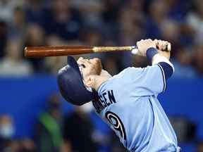 Danny Jansen des Blue Jays regarde sa pop voler en troisième manche contre les Mariners de Seattle au Rogers Center le 18 mai 2022 à Toronto.