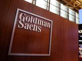 Le logo de Goldman Sachs est visible sur le parquet de la Bourse de New York.