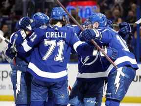 L'ailier droit de Lightning Nikita Kucherov (86 ans) est félicité après avoir marqué un but contre les Maple Leafs lors de la troisième période du match 6 du premier tour des séries éliminatoires de la Coupe Stanley 2022 à l'Amalie Arena de Tampa, en Floride, le jeudi 12 mai 2022 .