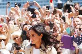 Meghan, duchesse de Sussex, salue les membres de la foule à l'Opéra de Sydney le 16 octobre 2018 à Sydney, en Australie.  (Photo de Chris Jackson/Getty Images)