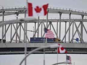 Un camion traverse le passage frontalier du pont Bluewater entre Sarnia et Port Huron, aux États-Unis