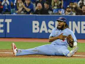 Le joueur de premier but des Blue Jays Vladimir Guerrero Jr. frappe sa poitrine après avoir creusé un lancer hors de la terre pour se qualifier pour la finale de la victoire de 2-1 de mercredi contre les Yankees au Rogers Centre.