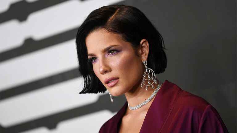 Halsey affirme que le label "Won't Let Me" sort une nouvelle chanson "Sauf s'ils peuvent simuler un moment viral sur TikTok"
	
	
