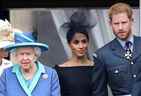 La reine Elizabeth II, le prince Harry, duc de Sussex et Meghan, duchesse de Sussex sur le balcon du palais de Buckingham alors que la famille royale assiste à des événements marquant le centenaire de la RAF le 10 juillet 2018 à Londres, en Angleterre.