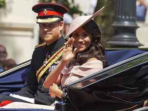 Le prince britannique Harry, duc de Sussex et la britannique Meghan, duchesse de Sussex reviennent en calèche après avoir assisté au défilé de l'anniversaire de la reine, 