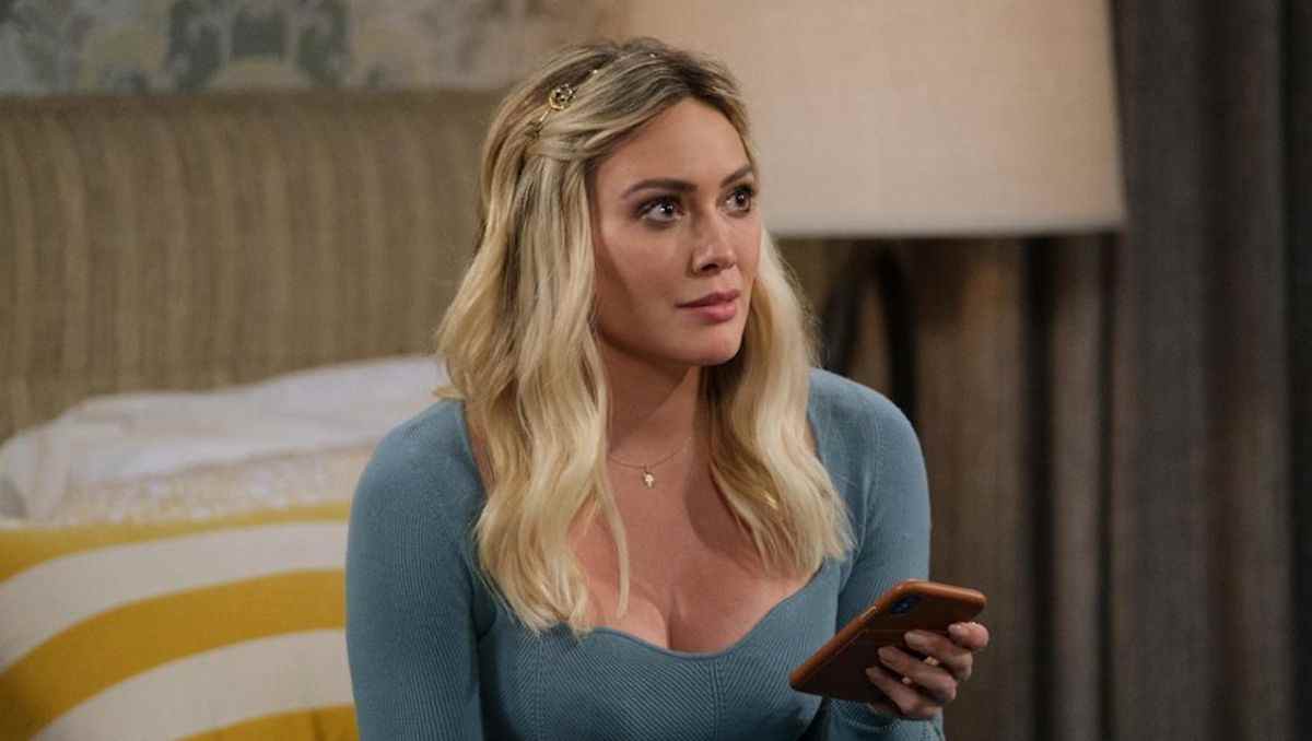 Hilary Duff dévoile tout en s'ouvrant sur son corps et les normes d'Hollywood sur une nouvelle couverture de magazine
