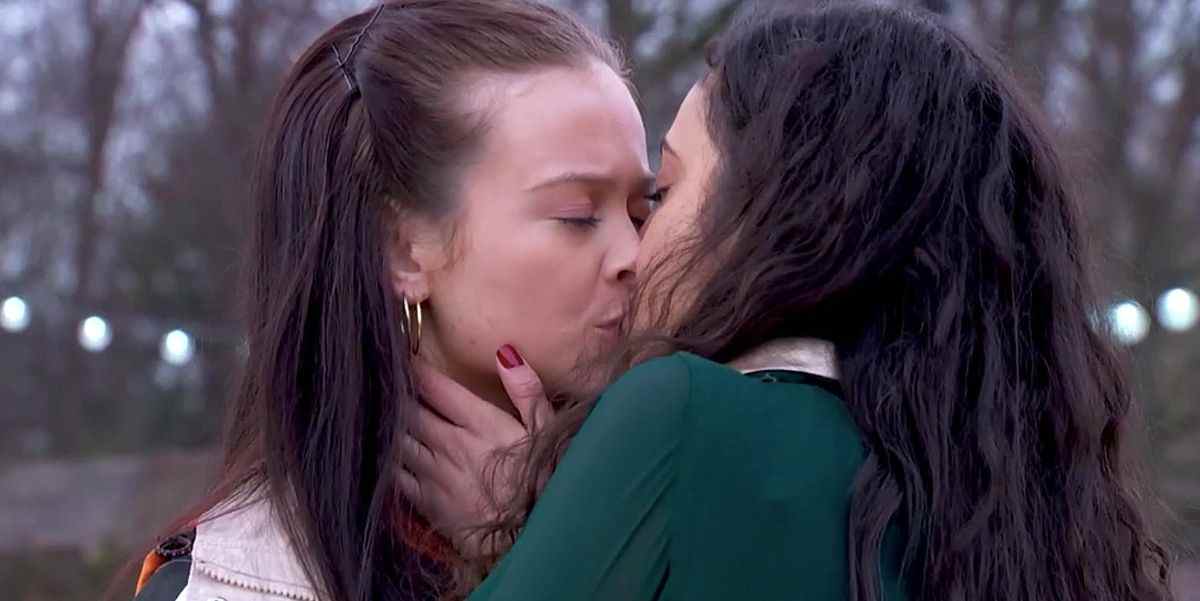 Hollyoaks diffuse un baiser surprise pour Nadira Valli et Juliet Nightingale

