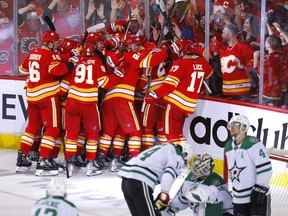 Les Flames de Calgary célèbrent après que Johnny Gaudreau a marqué le vainqueur des prolongations pour vaincre les Stars de Dallas lors du match décisif 7 de leur série éliminatoire de premier tour au Scotiabank Saddledome à Calgary le dimanche 15 mai 2022.