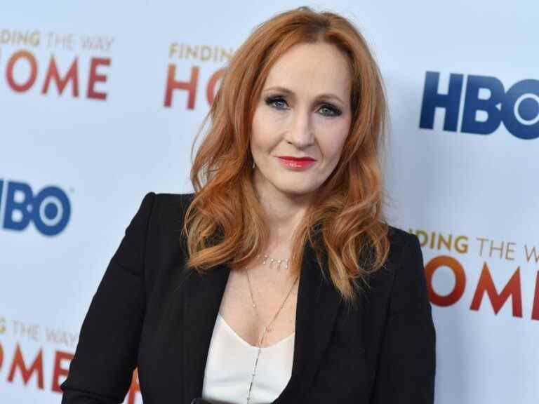 JK Rowling se moque des militants trans « intimidants » déguisés en ninjas