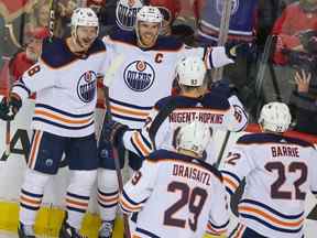 Les Oilers d'Edmonton célèbrent les buts des Flames de Calgary lors de leur série éliminatoire de la Coupe Stanley à Calgary le jeudi 26 mai 2022.