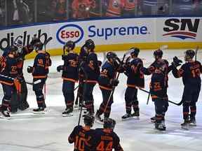 Les Oilers d'Edmonton célèbrent leur victoire en battant les Flames de Calgary 5-3 lors des séries éliminatoires de la LNH à Rogers Place à Edmonton, le 24 mai 2022.