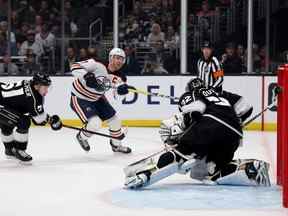 Connor McDavid (n ° 97) des Oilers d'Edmonton marque devant Troy Stecher (n ° 51) et Jonathan Quick (n ° 32) des Kings de Los Angeles, pour prendre une avance de 1-0, lors de la première période à Crypto .com Arena le 07 avril 2022 à Los Angeles, Californie.