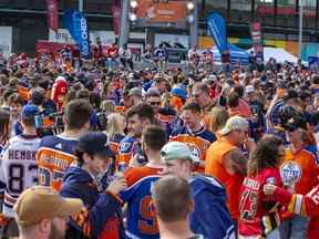 Les fans se rassemblent sur la place avant le match de hockey éliminatoire des Oilers d'Edmonton et des Flames de Calgary le dimanche 22 mai 2022 à Edmonton.