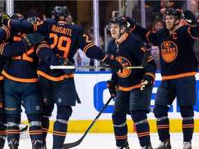 Leon Draisaitl (29 ans) des Oilers d'Edmonton célèbre un but avec ses coéquipiers sur le gardien de but des Kings de Los Angeles Jonathan Quick (32 ans) lors de la deuxième période d'action de la LNH dans le match 2 de leur première série éliminatoire de la Coupe Stanley à Edmonton, le mercredi 4 mai 2022.