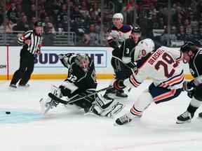 Le centre des Oilers d'Edmonton Leon Draisaitl (29 ans) tire la rondelle devant le gardien de but des LA Kings Jonathan Quick (32 ans) pour un but dans la première période du troisième match du premier tour des séries éliminatoires de la Coupe Stanley 2022 à Crypto.com Arena.