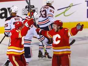 Andrew Mangiapane des Flames de Calgary marque sur le gardien des Oilers d'Edmonton Mike Smith en première période lors de la deuxième ronde de la finale de la Conférence de l'Ouest au Scotiabank Saddledome de Calgary le mercredi 18 mai 2022.