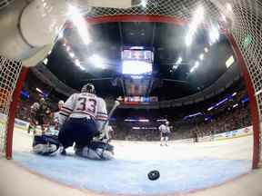 Cam Talbot, numéro 33 des Oilers d'Edmonton, regarde après que Nick Ritchie, numéro 37 des Ducks d'Anaheim, ait marqué un but au cours de la troisième période du septième match de la deuxième ronde de la Conférence de l'Ouest lors des séries éliminatoires de la Coupe Stanley de la LNH 2017 à Rogers Place le 7 mai 2017. au Honda Center le 10 mai 2017 à Anaheim, en Californie.