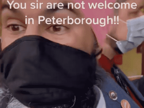 Jagmeet Singh rencontré par des manifestants lançant des jurons à Peterborough