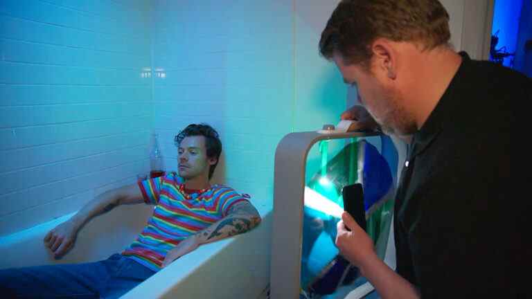 James Corden réalise le clip "Daylight" de Harry Styles dans l'appartement new-yorkais de Lucky Fans.
	
	
