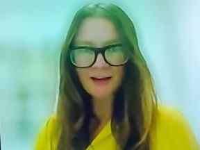 Anna Delvey est apparue à son exposition d'art le jeudi 19 mai 2022, via un appel vidéo depuis la garde à vue de l'ICE.