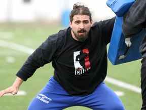 Le secondeur Shayne Gauthier arbore un t-shirt de l'Association des joueurs de la Ligue canadienne de football alors que les joueurs des Blue Bombers de Winnipeg s'entraînaient au Winnipeg Soccer Federation South Complex le dimanche 15 mai 2022.