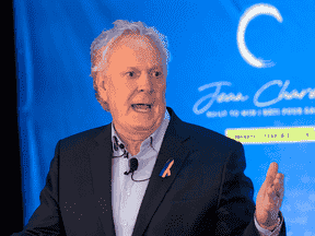 L'espoir du leadership conservateur, Jean Charest, affirme que son plan climatique est une approche «crédible» pour atteindre les objectifs climatiques, sans imposer un «fardeau injuste» aux Canadiens.