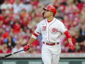 Le joueur de premier but des Cincinnati Reds Joey Votto (19 ans) réagit après un appel en troisième manche contre les Cardinals de St. Louis au Great American Ball Park le 22 avril 2022.