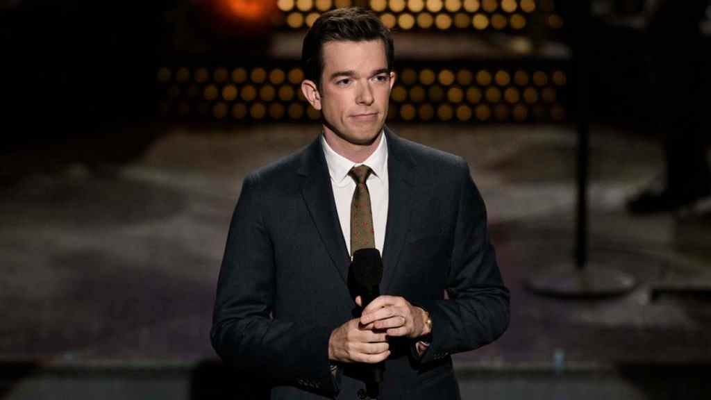 John Mulaney fait la une du Hollywood Bowl dans un contexte de sensibilisation accrue à la sécurité après l'attaque de Dave Chappelle
