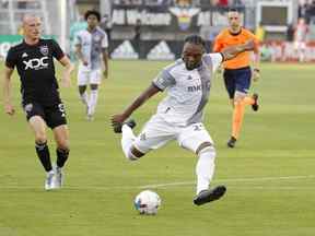 L'attaquant du Toronto FC Ayo Akinola (20 ans) marque un but contre DC United en première mi-temps au Audi Field.