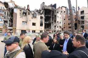 Dans cette photo publiée le 8 mai 2022 sur la chaîne Telegram du maire d'Irpin Oleksandr Markushyn (au centre), le premier ministre du Canada Justin Trudeau (deuxième à partir de la droite) visite la ville d'Irpin le 8 mai 2022 au milieu de l'invasion russe de l'Ukraine.