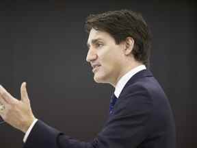 Le premier ministre Justin Trudeau prend la parole lors d'une conférence de presse au Stellantis Automotive Research and Development Centre à Windsor, en Ontario.  le lundi 2 mai 2022.