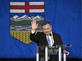 Jason Kenney rencontre des partisans après avoir pris la parole lors d'un événement à Spruce Meadows à Calgary le mercredi 18 mai 2022.