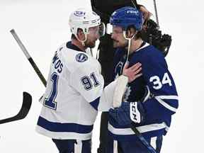 La star des Maple Leafs Auston Matthews (à droite) serre la main du capitaine du Lightning de Tampa Bay Steven Stamkos après que Toronto a été éliminé des séries éliminatoires samedi soir à la Scotiabank Arena.