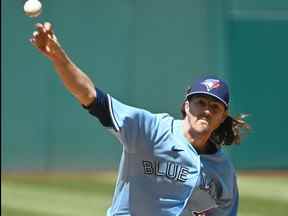 Le lanceur partant des Blue Jays, Kevin Gausman, lance un lancer lors de la première manche contre les Guardians de Cleveland au Progressive Field.