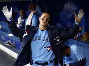 Matt Chapman des Blue Jays célèbre après avoir frappé un coup de circuit lors de la deuxième manche contre les Mariners de Seattle au Rogers Center le 16 mai 2022 à Toronto.