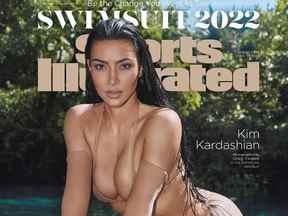 Kim Kardashian en couverture du numéro de Sports Illustrated Swimsuit.