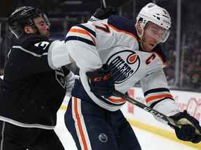 Connor McDavid des Oilers d'Edmonton repousse Matt Roy des Kings de Los Angeles lors d'une victoire 3-2 des Oilers au Crypto.com Arena le 07 avril 2022 à Los Angeles, Californie.