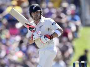 Brendon McCullum, le capitaine néo-zélandais joue un coup au cours de la première journée du deuxième match test de cricket entre la Nouvelle-Zélande et l'Australie au Hagley Park de Christchurch le 20 février 2016.