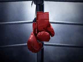 Gants de boxe suspendus