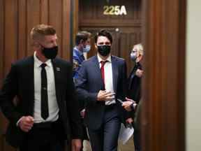 Le premier ministre Justin Trudeau quitte une réunion du caucus sur la colline du Parlement à Ottawa le mercredi 4 mai 2022.