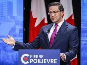 Le candidat Pierre Poilievre fait valoir un point lors du débat à la direction du Parti conservateur du Canada en anglais à Edmonton le mercredi 11 mai 2022.