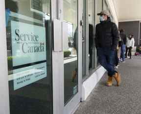 Vancouver, C.-B. : 22 AVRIL 2022 – Les gens font la queue devant le bureau de Service Canada sur W. Broadway à Vancouver, C.-B. le vendredi 22 avril 2022. Beaucoup attendaient plus de quatre heures à l'extérieur du bureau avant même d'entrer, seulement d'attendre à nouveau pendant que le personnel s'occupait d'une ruée vers les problèmes de passeport et de NAS. (Photo de Jason Payne/ PNG) (Pour l'histoire de Susan Lazaruk) [PNG Merlin Archive]